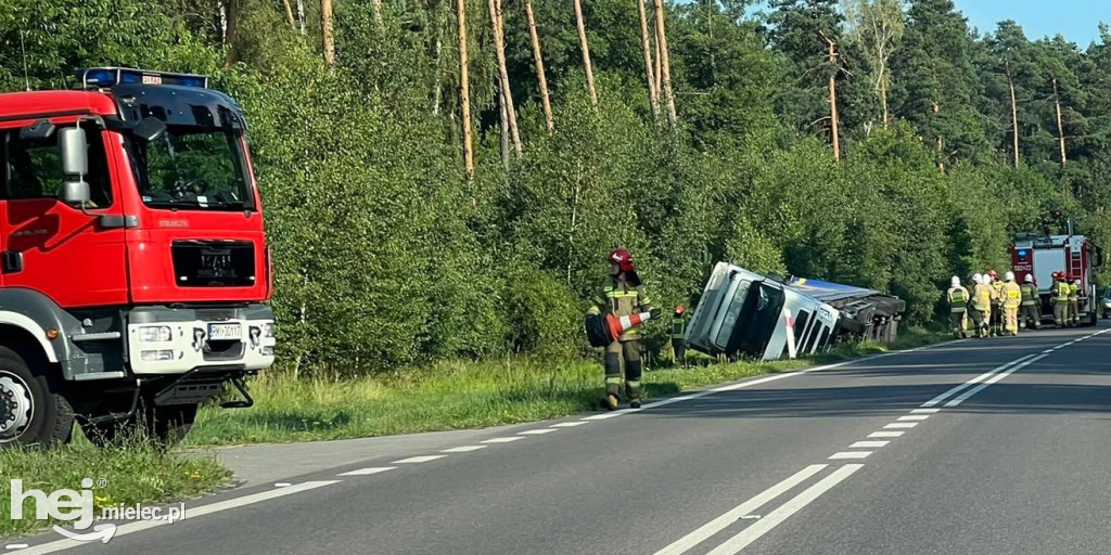 Utrudnienia na obwodnicy. Ciężarówka w rowie