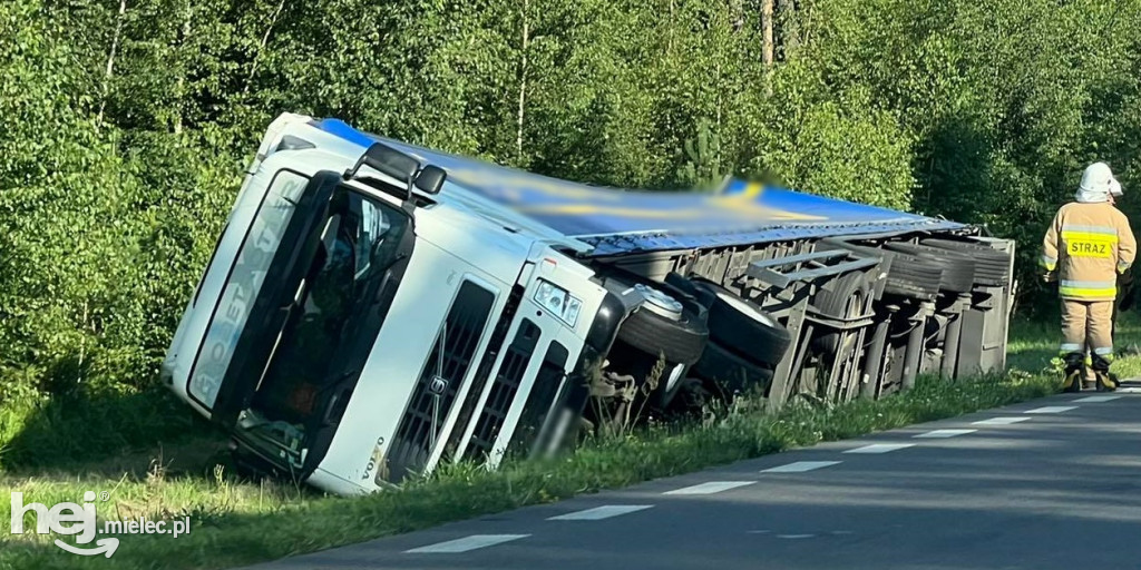 Utrudnienia na obwodnicy. Ciężarówka w rowie