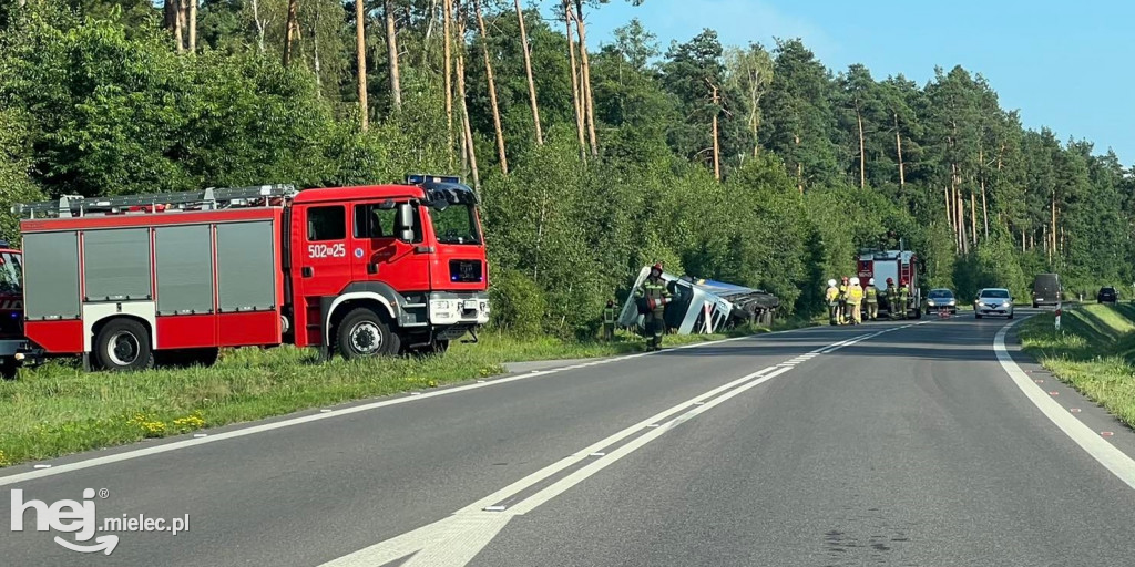 Utrudnienia na obwodnicy. Ciężarówka w rowie