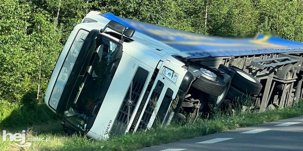 Utrudnienia na obwodnicy. Ciężarówka w rowie