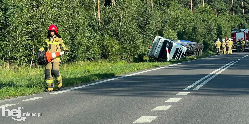 Utrudnienia na obwodnicy. Ciężarówka w rowie