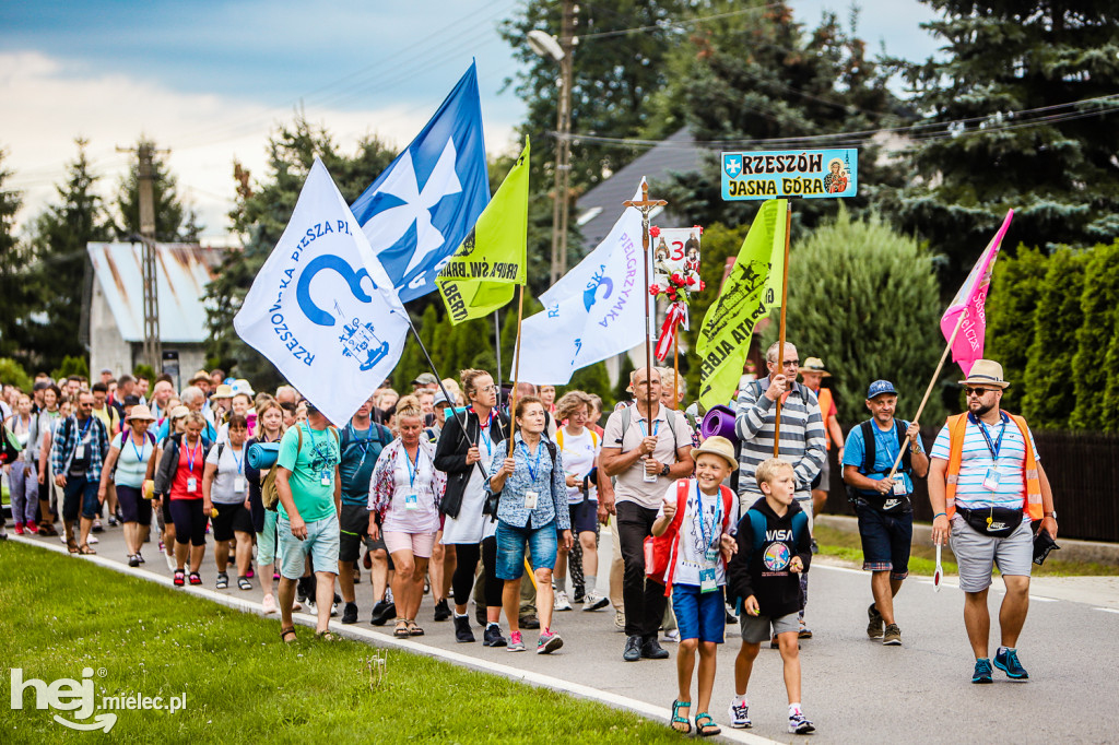 Pielgrzymi z Rzeszowa modlili się za Ojczyznę