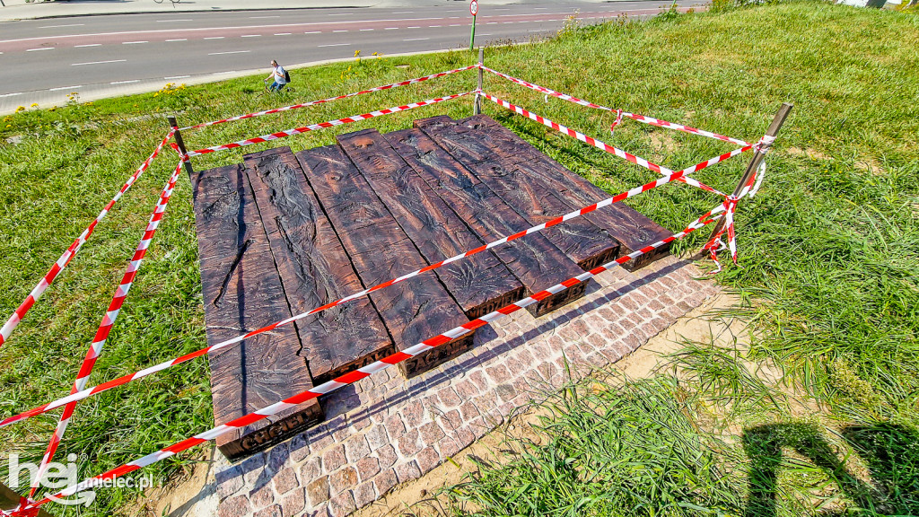 Kolejne dwie figury i tablice przy Pomniku Wyklętych