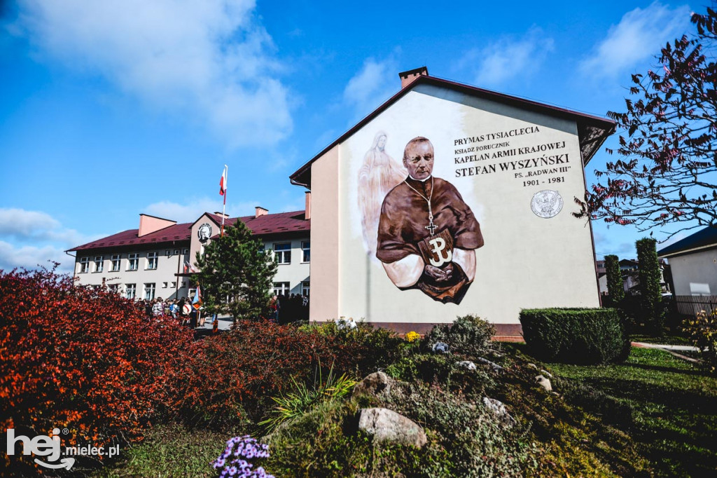 Mural kard. Stefana Wyszyńskiego w Partyni