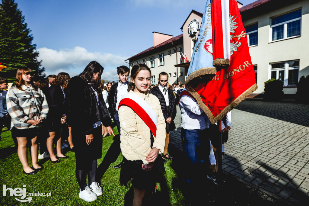 Mural kard. Stefana Wyszyńskiego w Partyni