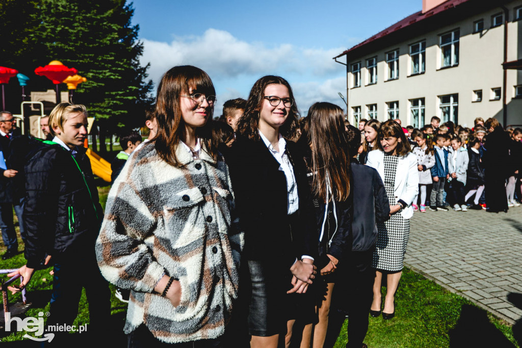 Mural kard. Stefana Wyszyńskiego w Partyni