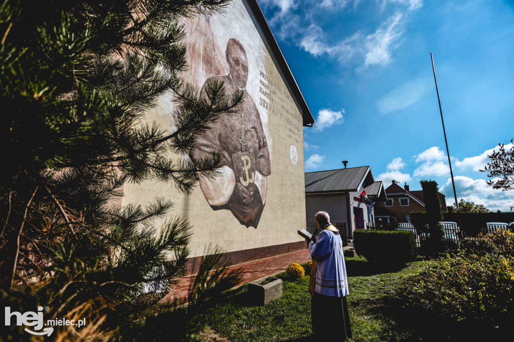 Mural kard. Stefana Wyszyńskiego w Partyni