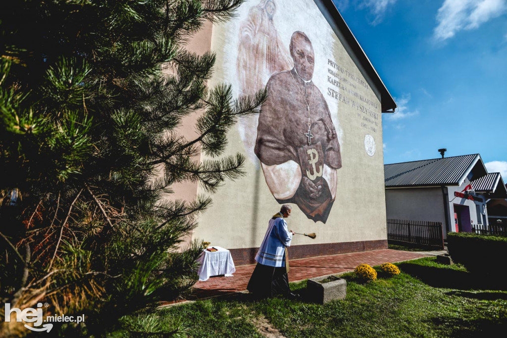 Mural kard. Stefana Wyszyńskiego w Partyni