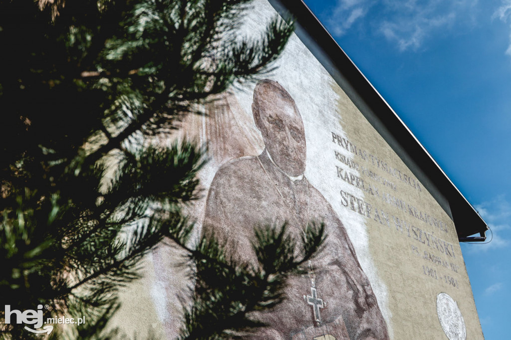 Mural kard. Stefana Wyszyńskiego w Partyni