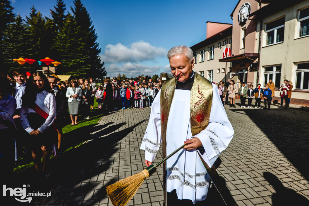 Mural kard. Stefana Wyszyńskiego w Partyni