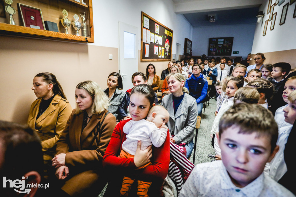 Mural kard. Stefana Wyszyńskiego w Partyni