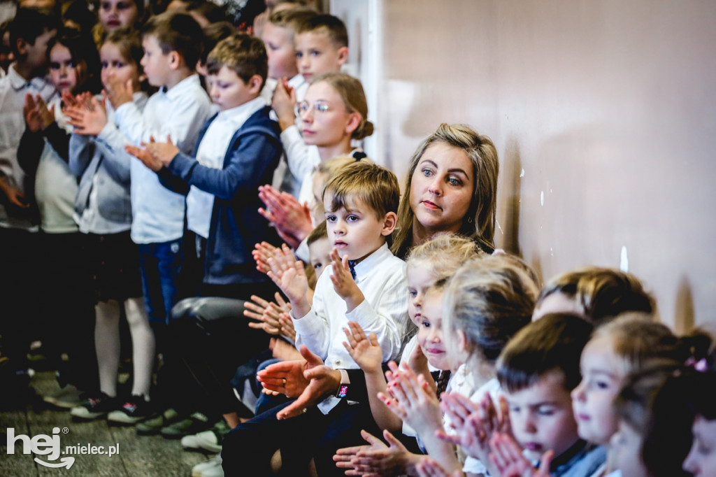 Mural kard. Stefana Wyszyńskiego w Partyni