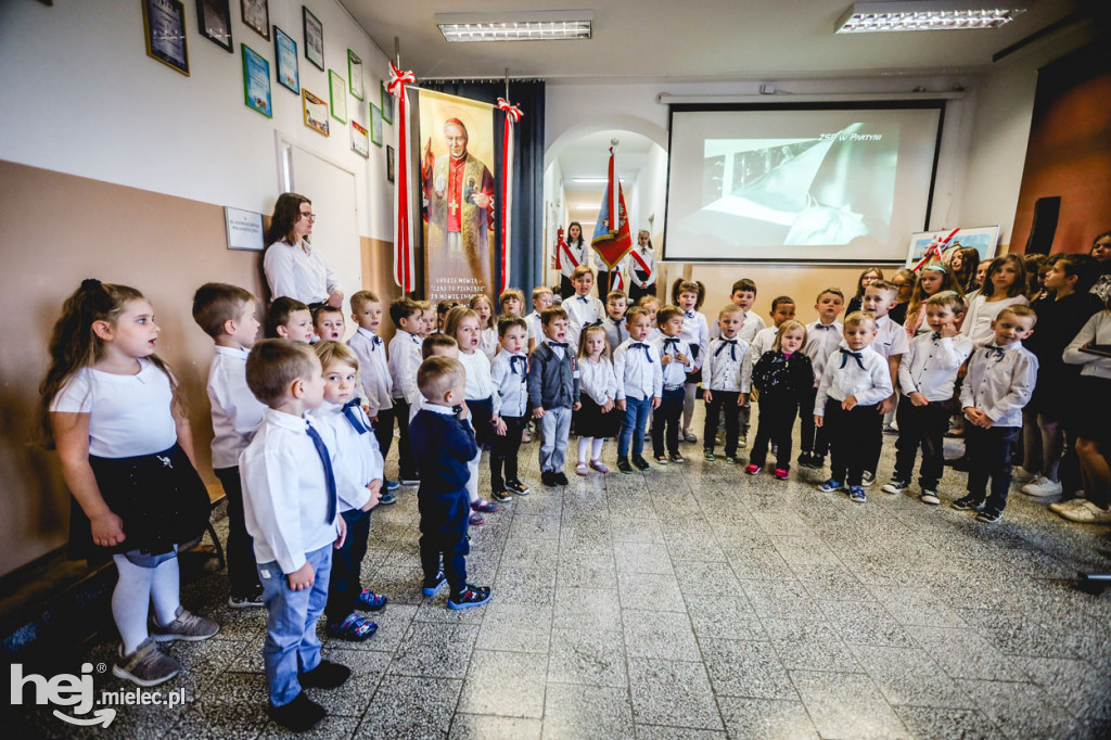 Mural kard. Stefana Wyszyńskiego w Partyni