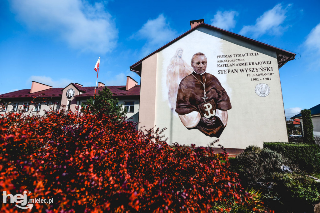 Mural kard. Stefana Wyszyńskiego w Partyni