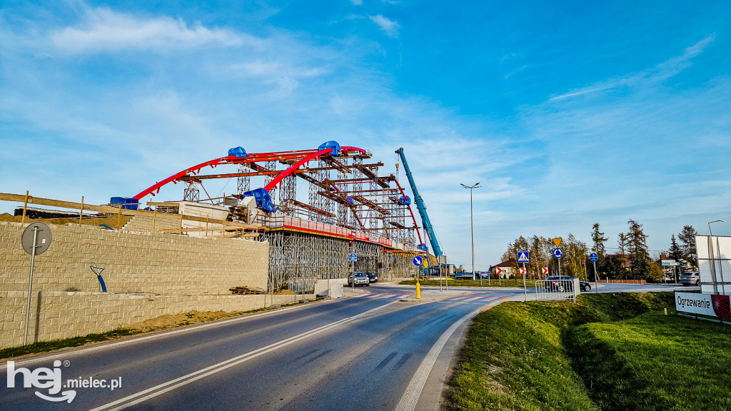 Już widać czerwoną konstrukcję nowego wiaduktu