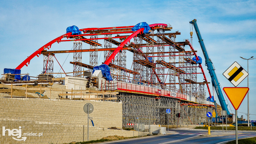 Już widać czerwoną konstrukcję nowego wiaduktu