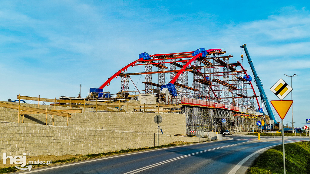 Już widać czerwoną konstrukcję nowego wiaduktu