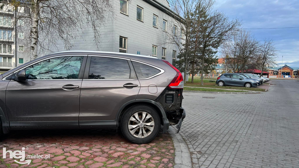 Chwila grozy na Warneńczyka. Osiem aut uszkodzonych
