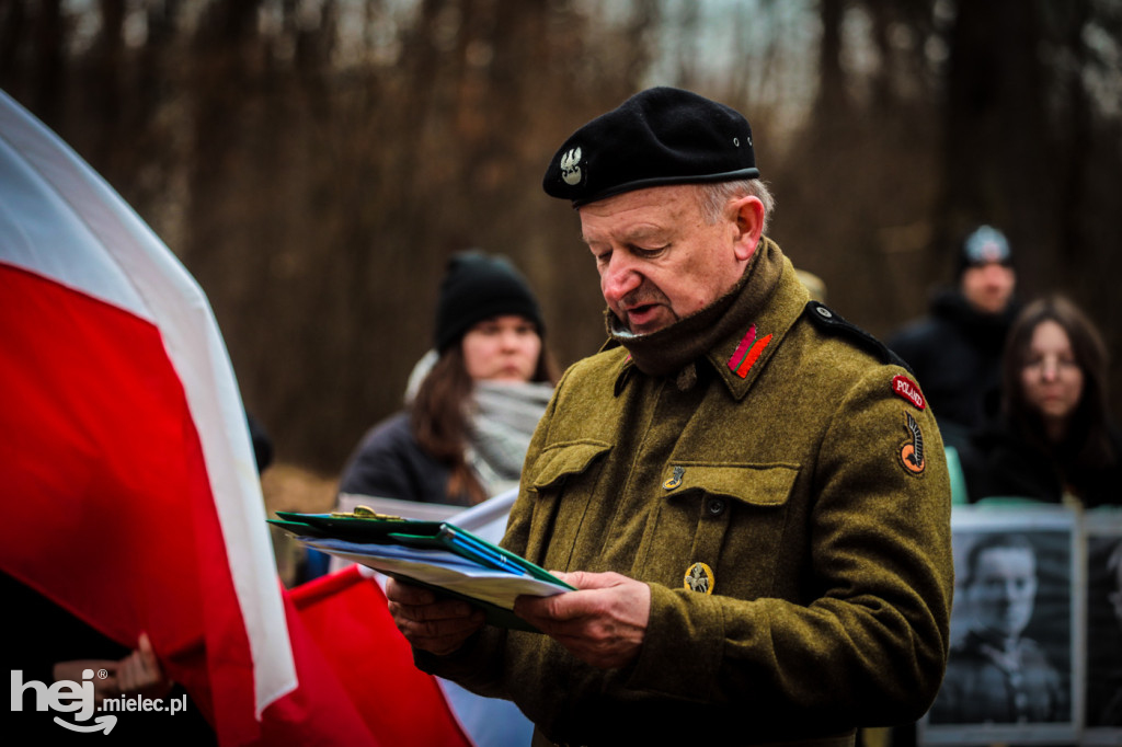 Kapitan Zadzierski z dębem na Polanie Niezłomnych