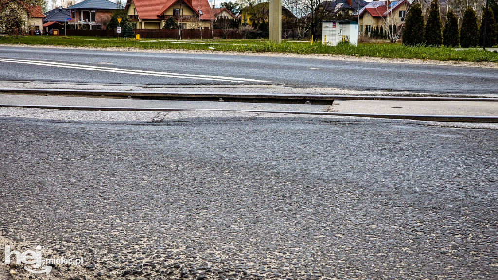 Zapada się przejazd kolejowy na ważnej ulicy