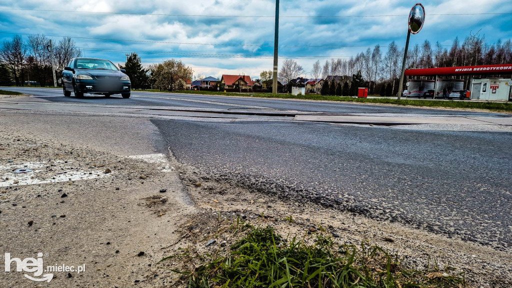 Zapada się przejazd kolejowy na ważnej ulicy