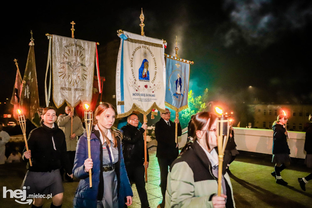 Jezus zmartwychwstał! W kościołach tłumy!