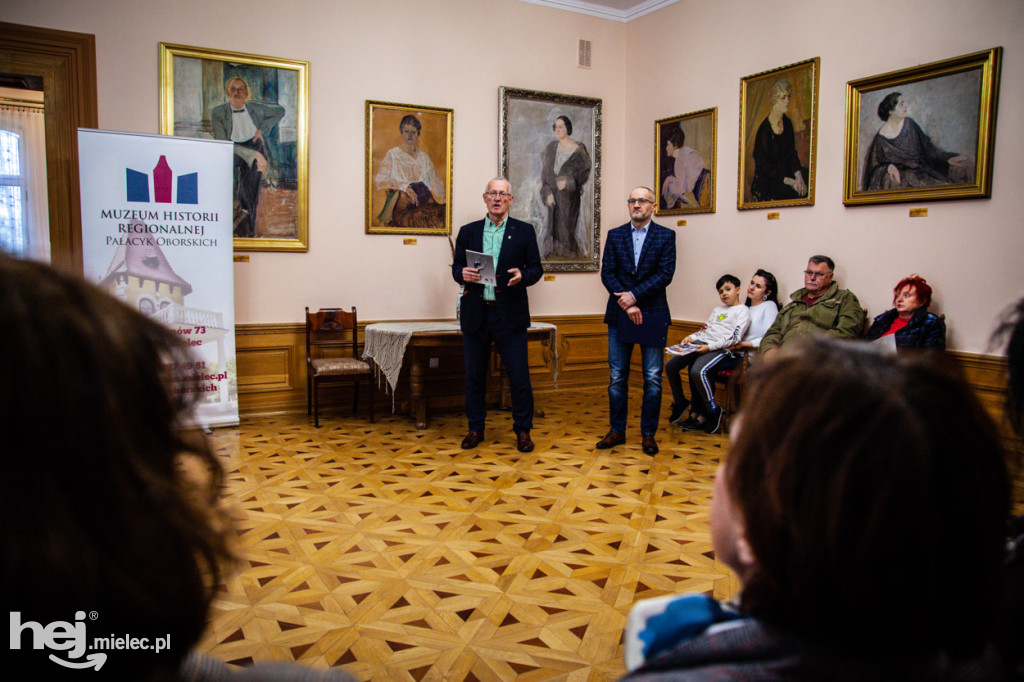 PRL w Mielcu. Tłumy na otwarciu wystawy w Pałacyku