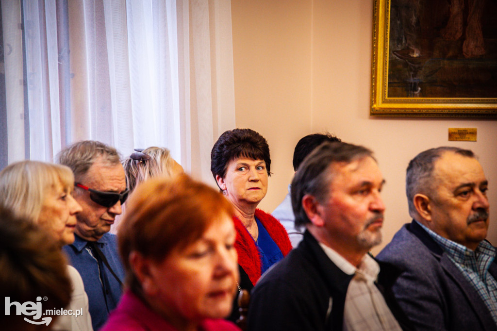 PRL w Mielcu. Tłumy na otwarciu wystawy w Pałacyku