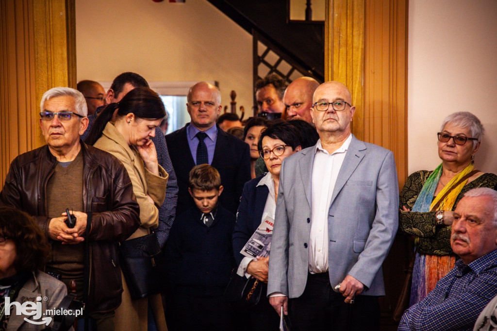 PRL w Mielcu. Tłumy na otwarciu wystawy w Pałacyku