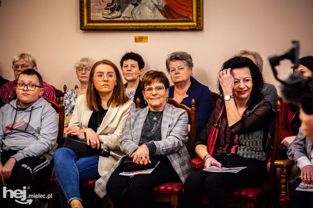 PRL w Mielcu. Tłumy na otwarciu wystawy w Pałacyku
