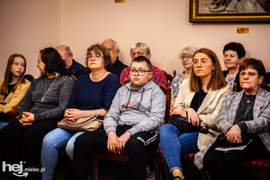PRL w Mielcu. Tłumy na otwarciu wystawy w Pałacyku