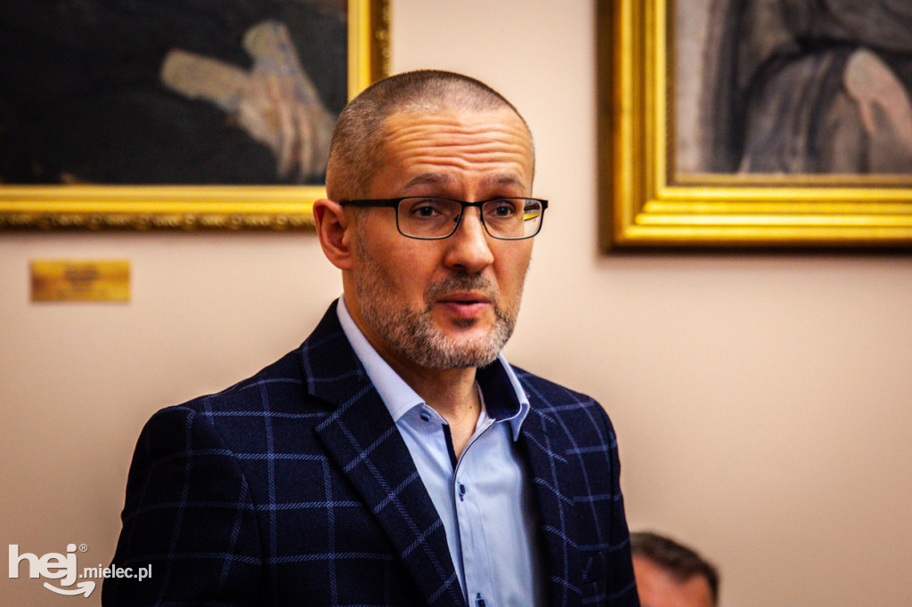 PRL w Mielcu. Tłumy na otwarciu wystawy w Pałacyku