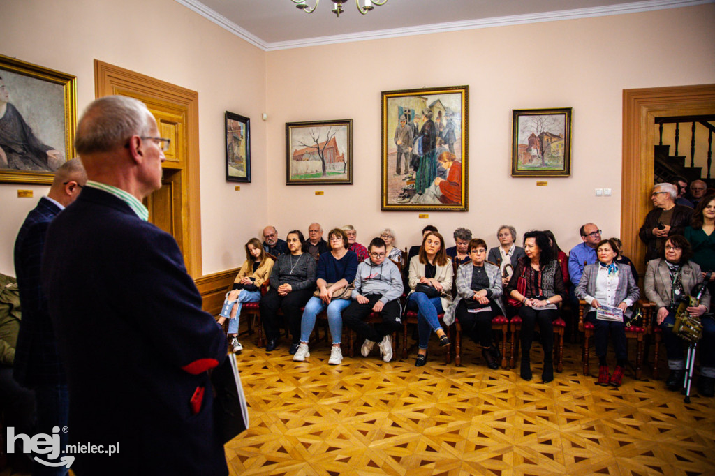 PRL w Mielcu. Tłumy na otwarciu wystawy w Pałacyku