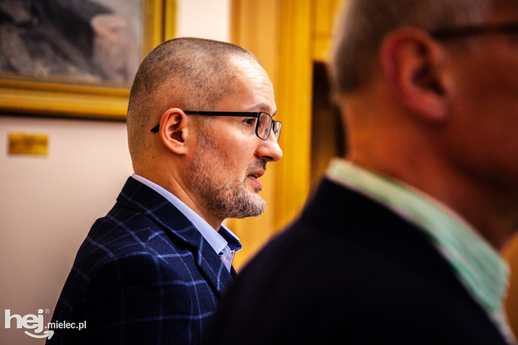 PRL w Mielcu. Tłumy na otwarciu wystawy w Pałacyku