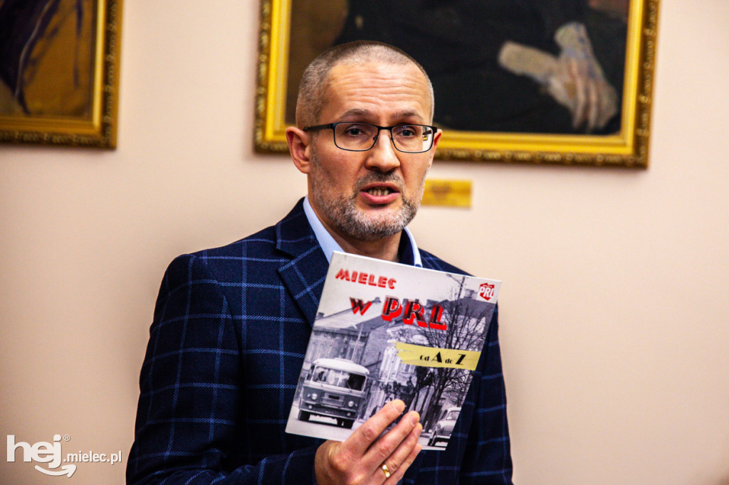 PRL w Mielcu. Tłumy na otwarciu wystawy w Pałacyku