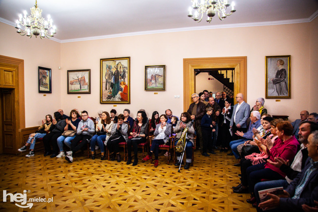 PRL w Mielcu. Tłumy na otwarciu wystawy w Pałacyku