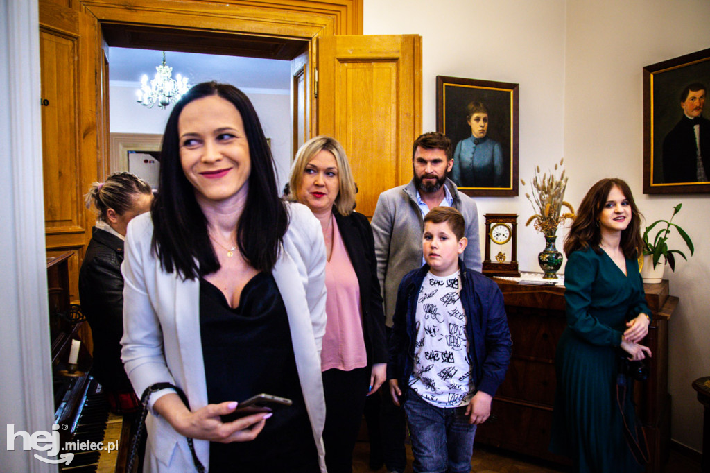 PRL w Mielcu. Tłumy na otwarciu wystawy w Pałacyku