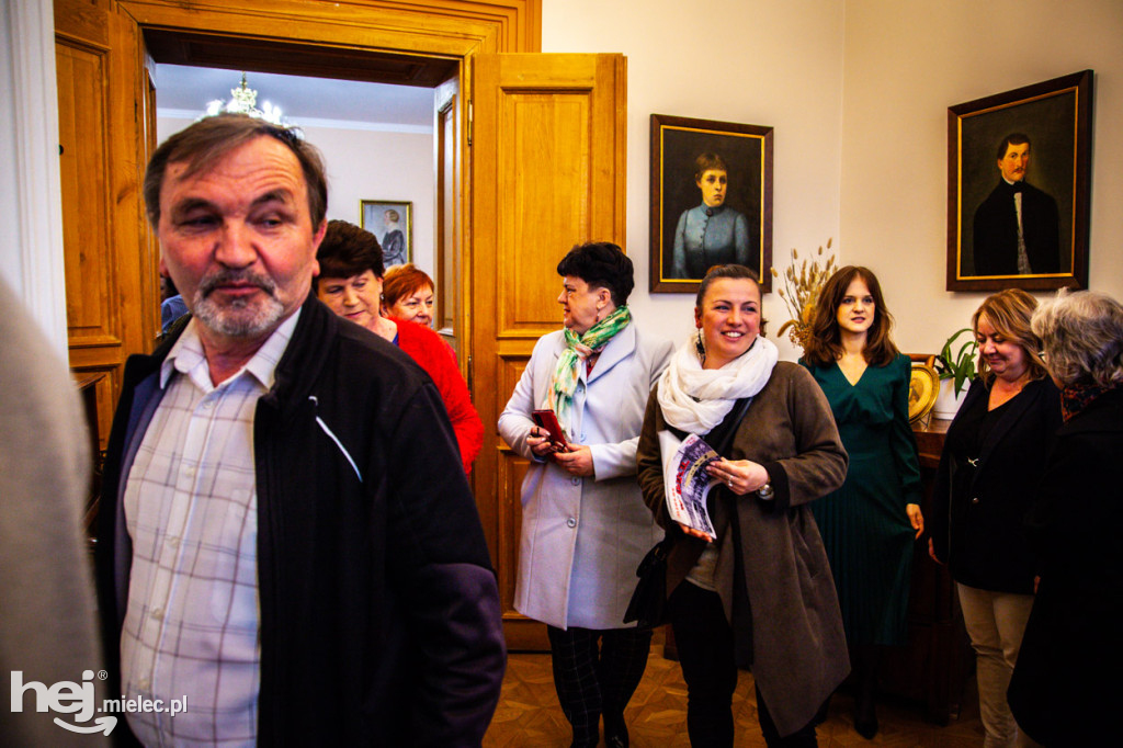 PRL w Mielcu. Tłumy na otwarciu wystawy w Pałacyku