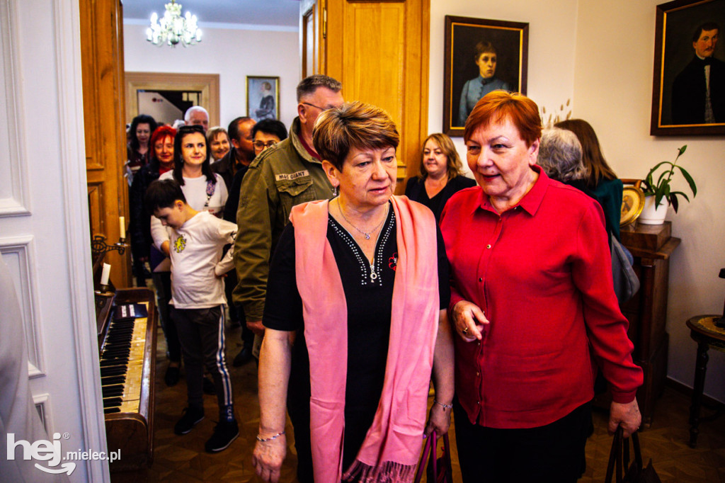 PRL w Mielcu. Tłumy na otwarciu wystawy w Pałacyku