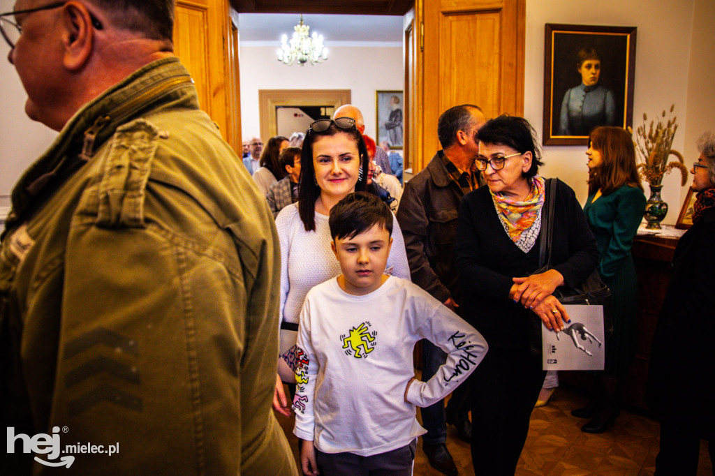 PRL w Mielcu. Tłumy na otwarciu wystawy w Pałacyku