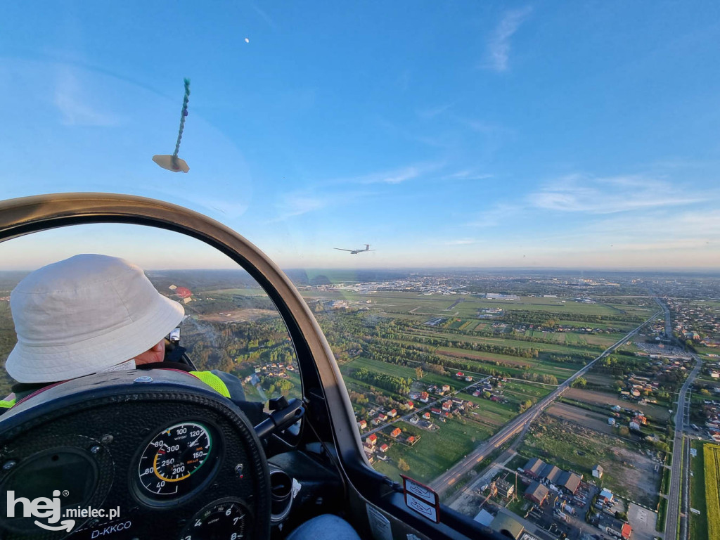 Majówka także w powietrzu. Szybowce nad miastem