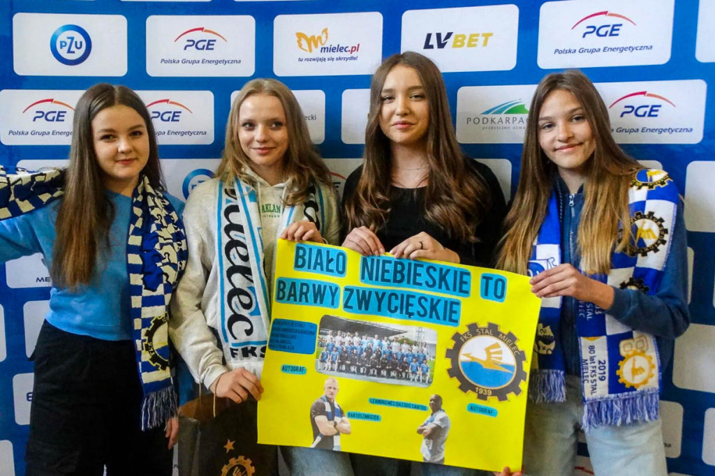 Piłkarze Stali w Szkole Podstawowej w Borowej
