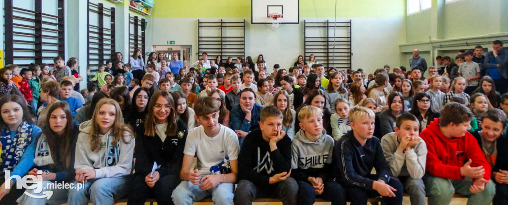 Piłkarze Stali w Szkole Podstawowej w Borowej