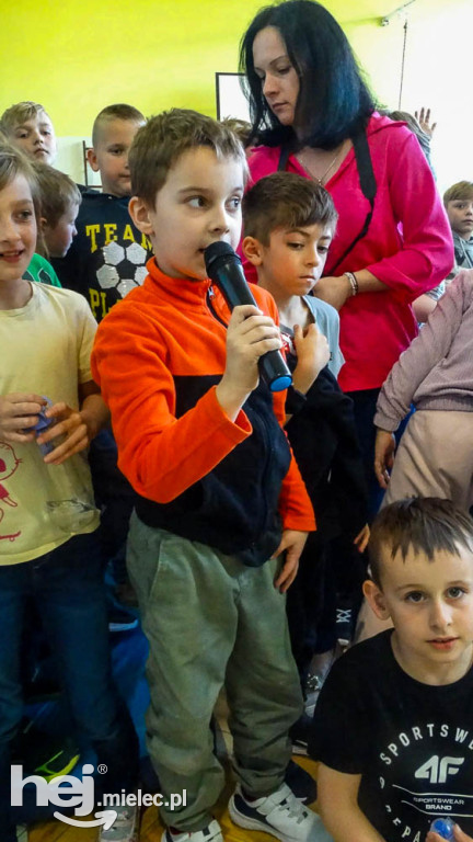 Piłkarze Stali w Szkole Podstawowej w Borowej