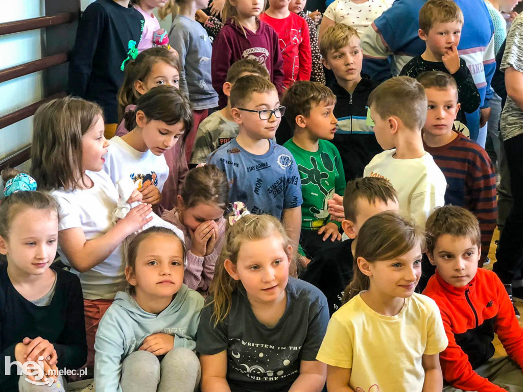 Piłkarze Stali w Szkole Podstawowej w Borowej