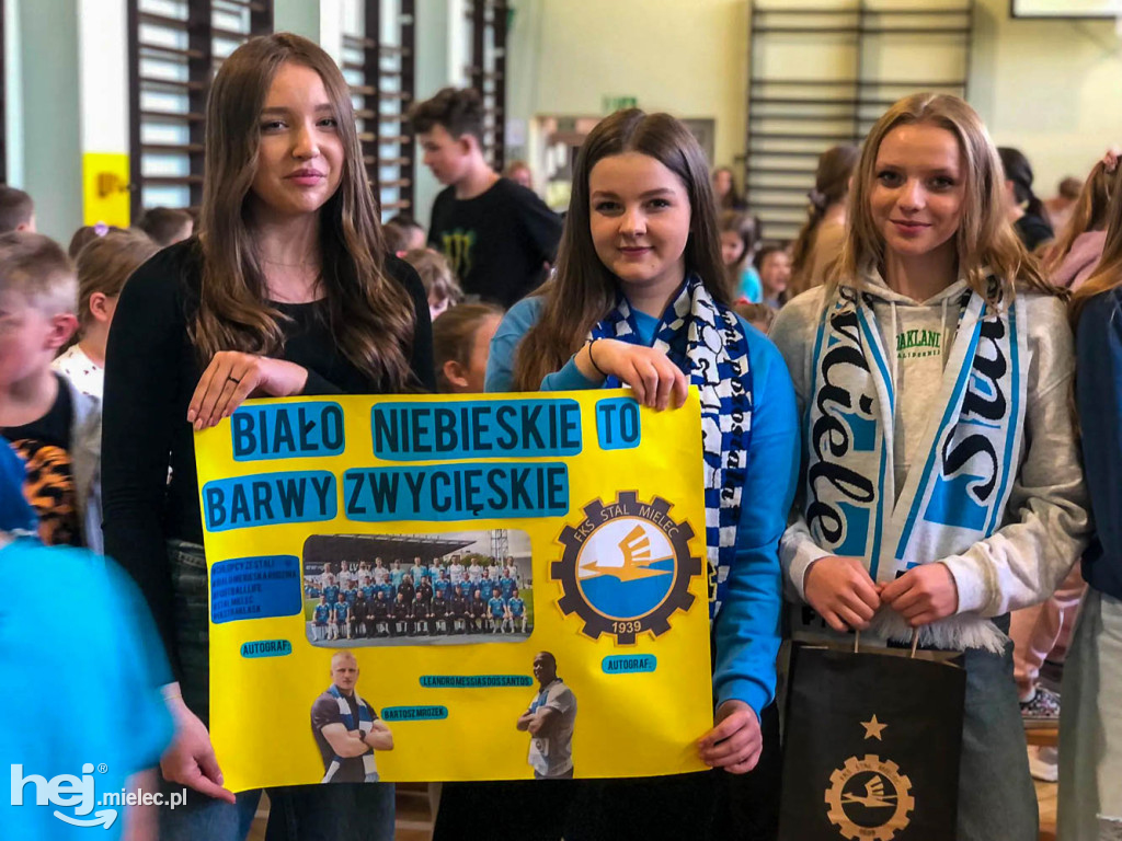 Piłkarze Stali w Szkole Podstawowej w Borowej