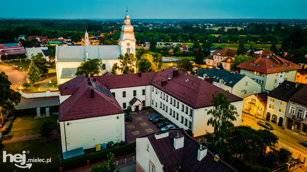 Rynek i stare miasto w Mielcu wieczorową porą