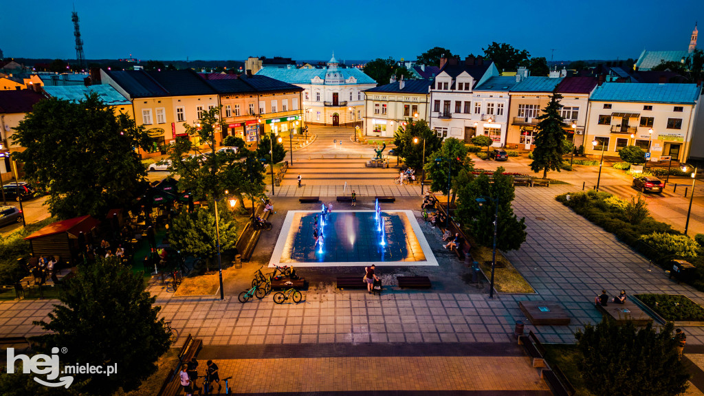 Rynek i stare miasto w Mielcu wieczorową porą