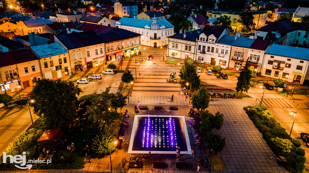 Rynek i stare miasto w Mielcu wieczorową porą