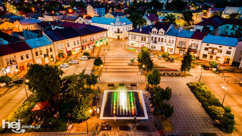 Rynek i stare miasto w Mielcu wieczorową porą